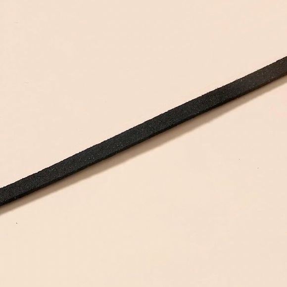 ⚜️𝟯𝟬%𝗢𝗙𝗙 𝗯𝘂𝗻𝗱𝗹𝗲𝘀 𝟯+⚜️ NEW Black Suede Simple Choker - Picture 4 of 10